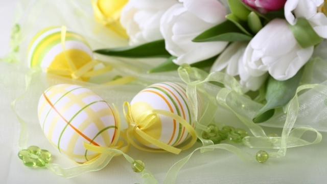 veľkonočné dekorácie dom stôl vajíčka girlandy biele tulipány