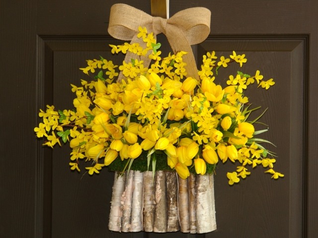 nápad na veľkonočný veniec stužka z brezového dreva zmrazila syntetické žlté tulipány