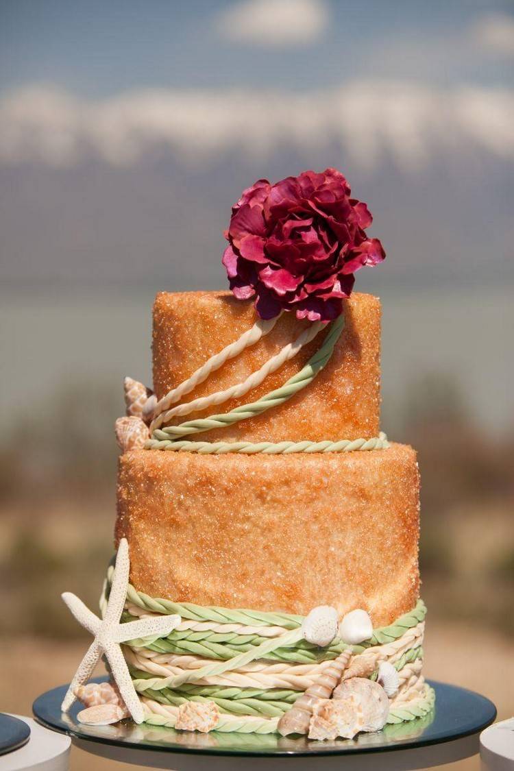 dvojposchodová svadobná torta s plážovými ozdobami perfektný-svadobný-koláč-stojan-motto-hnedý-cukrový-lanový-fondán