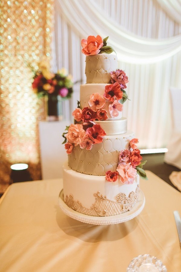 Dizajnový koláč s leskom a bohatou kvetinovou výzdobou torta-svadobné ruže-oranžovo-červená-dekorácia