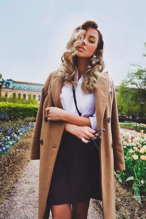 krátka čierna sukňa s bielou košeľou a ťavím kabátom jesenný outfit-nápad-čierna-sukňa-biela-košeľa