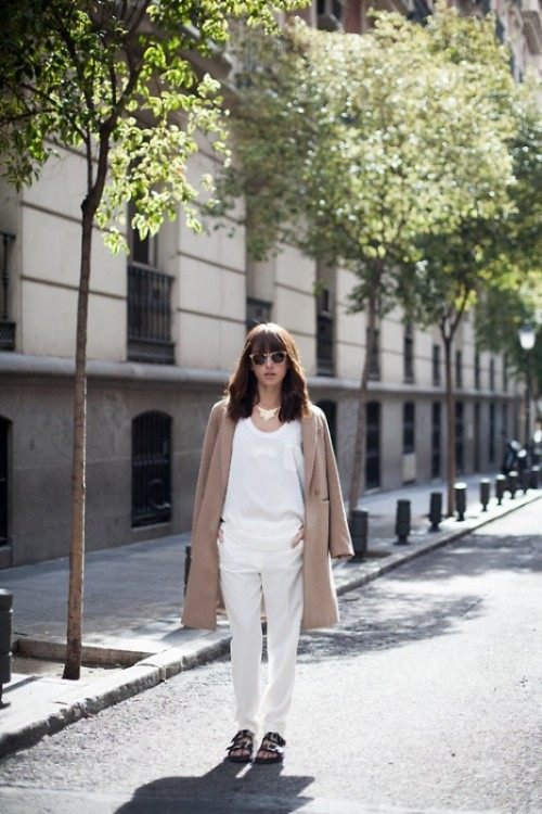 biele nohavice s blúzkou a béžovým ťavým kabátom jesenná móda-ťaví kabát-biele-nohavice-blúzka