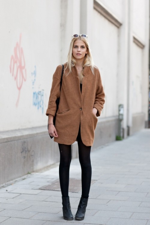 čierne legíny pod dlhým ťavím kabátom jesenný outfit-ťaví kabát-čierne-legíny-čižmy