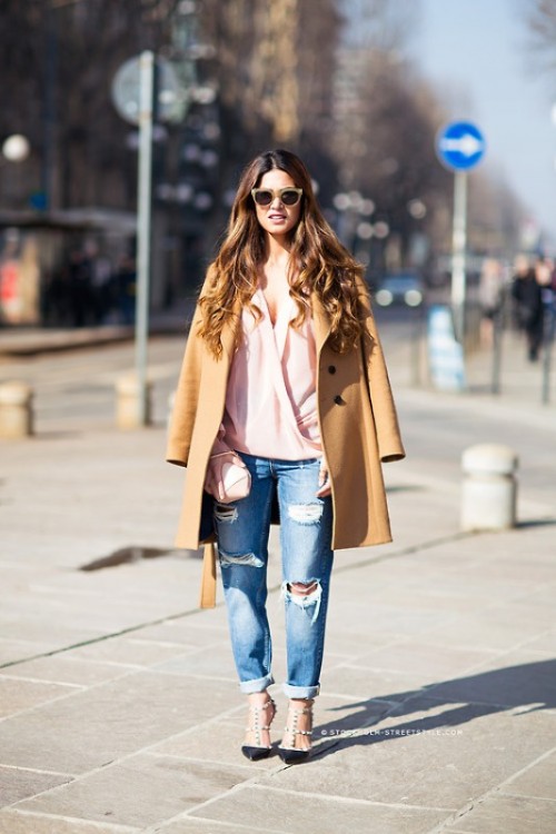 roztrhané rifle, ružová blúzka a ťaví kabát jesenný outfit-ťaví kabát-roztrhané-rifle-nohavice-ružová-blúzka-špicaté-topánky-podpätky