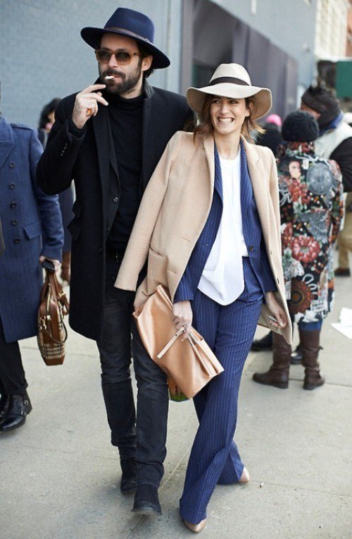 modrý pásikavý oblek a na ňom ťaví kabát jesenný outfit-nápad-ťaví kabát-modrý-oblek-elegantný