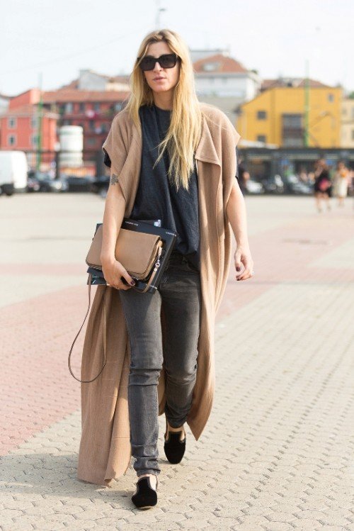 extra dlhý kabát v ťavej farbe bez rukávov jesenný outfit-dlhý-ťaví-kabát-sivé-rifle-ploché-topánky