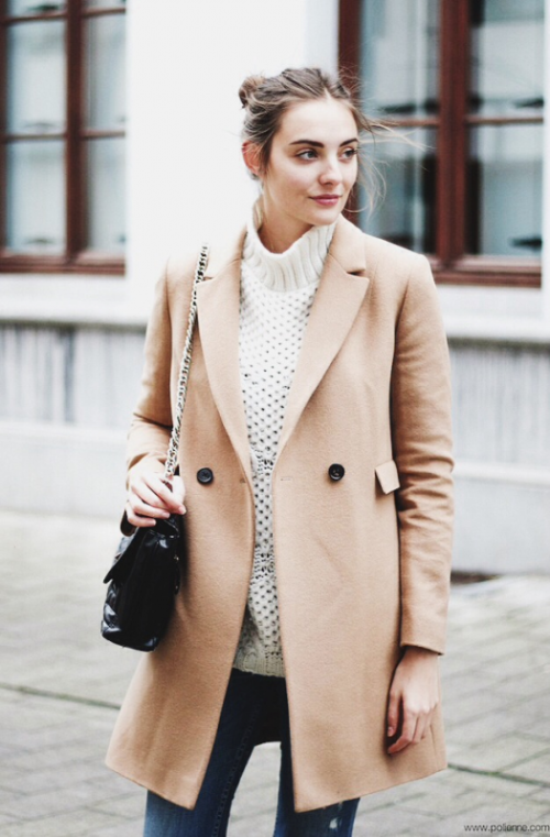 biely sveter s rolákom a béžovým ťavím kabátom trendový-jesenný-outfit-ťavý kabát-biely-sveter-rolák