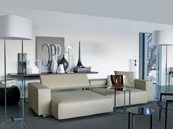 Obývacia izba Béžová kožená sedačka s nastaviteľným bočným stolíkom moderná obývačka béžová kožená sedačka polohovateľný stolík