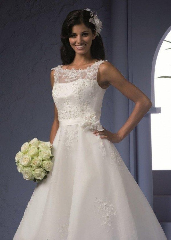 stredne dlhé svadobné šaty v štýle retro