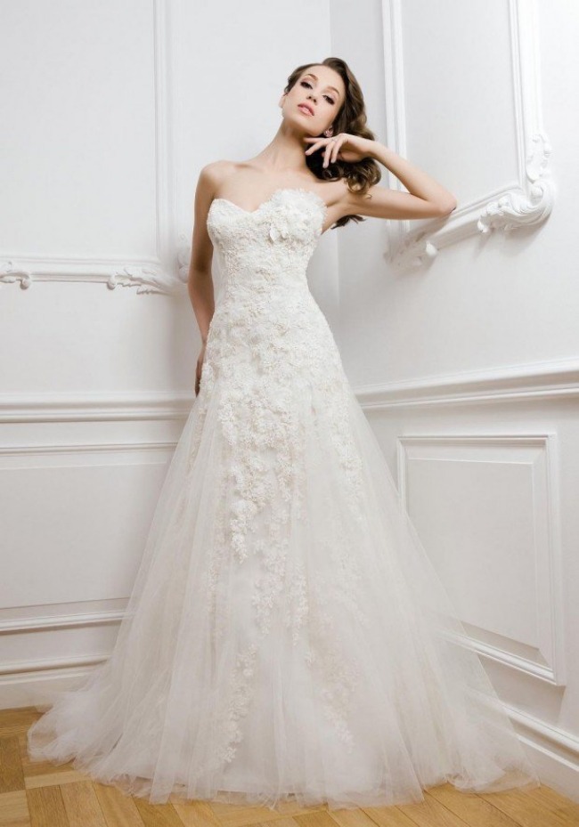 šifón-svadobné-šaty-bez ramienok-tyl-kvetinová dekorácia-čipka-bien-pútavá