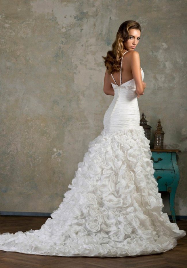 Figúrka-lichotivé-svadobné-šaty-vláčik-jemné-volániky-kryštál-vyšívaný opasok-hravé ramienka-tenké