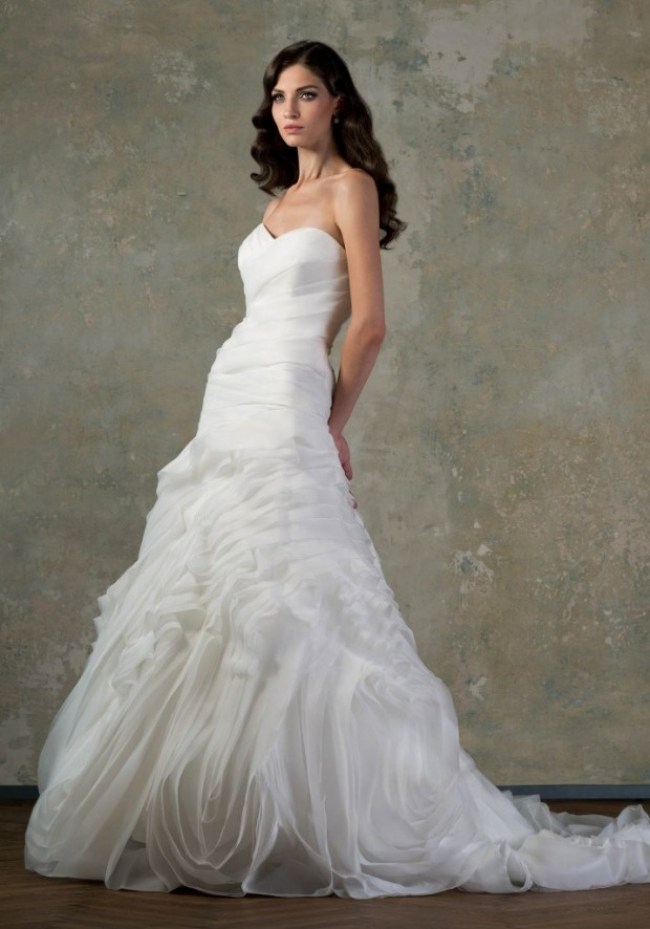 romantický-výstrih v tvare srdca-chrbát-bez ramienok-svadobné šaty-s vlečkou