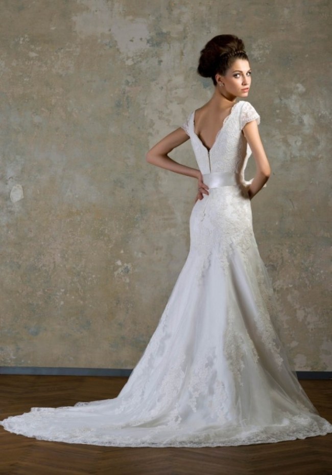 romantický-vintage-štýl-svadobné-šaty-dizajn-hlboký výstrih-chrbát-saténový opasok-riasený