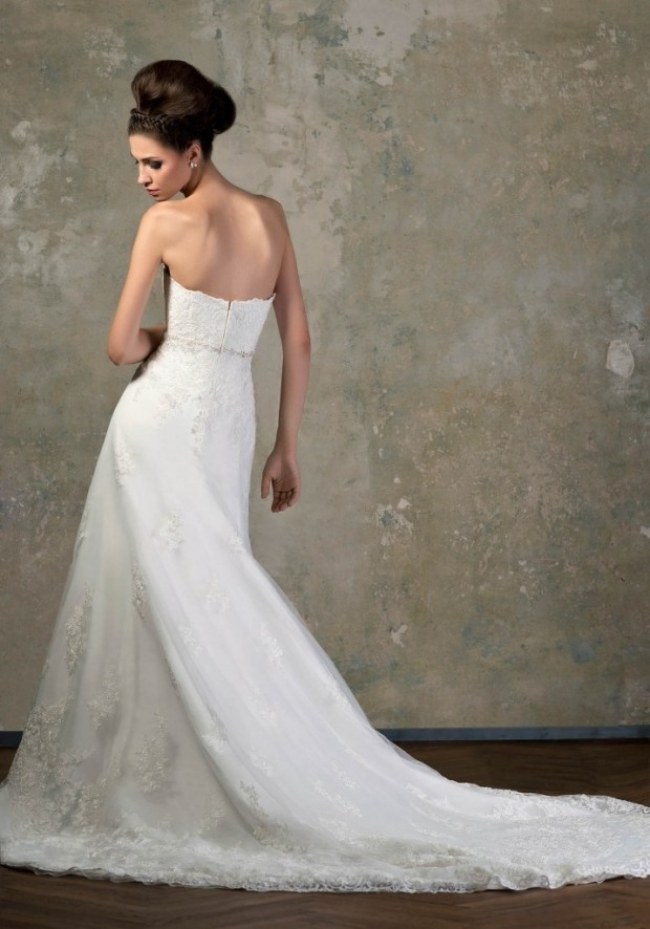 svadobné šaty bez chrbátu-s-vlečkou-zvýraznené-bokové krivky-kvety-čipky-šperky