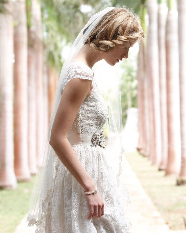 svadobné účesy-závoj-konček prsta-dlhé-vlasy-zboku-spletené