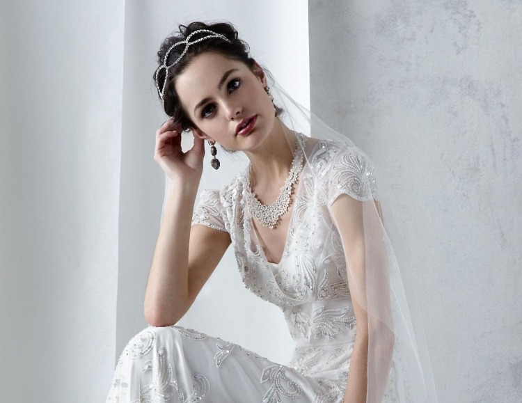 svadobné účesy-závoj-diadém-kamienky-perle-vyšívané-šaty