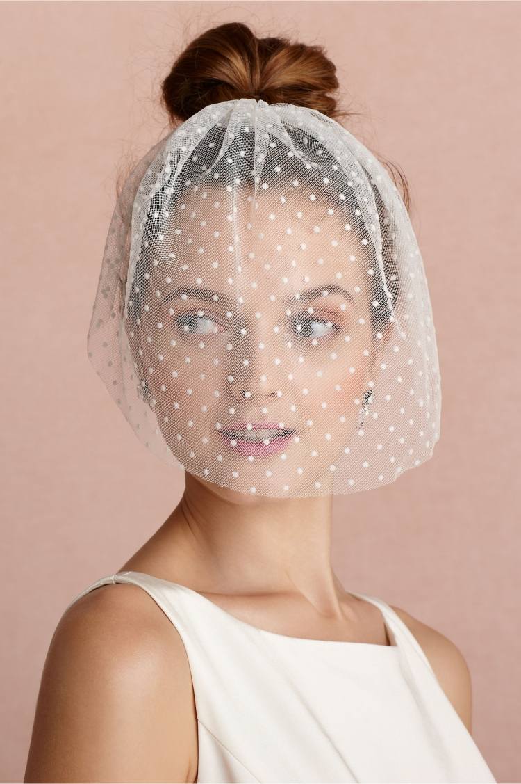 svadobné účesy-závoj-klietka-bodkovaný-drdol-top