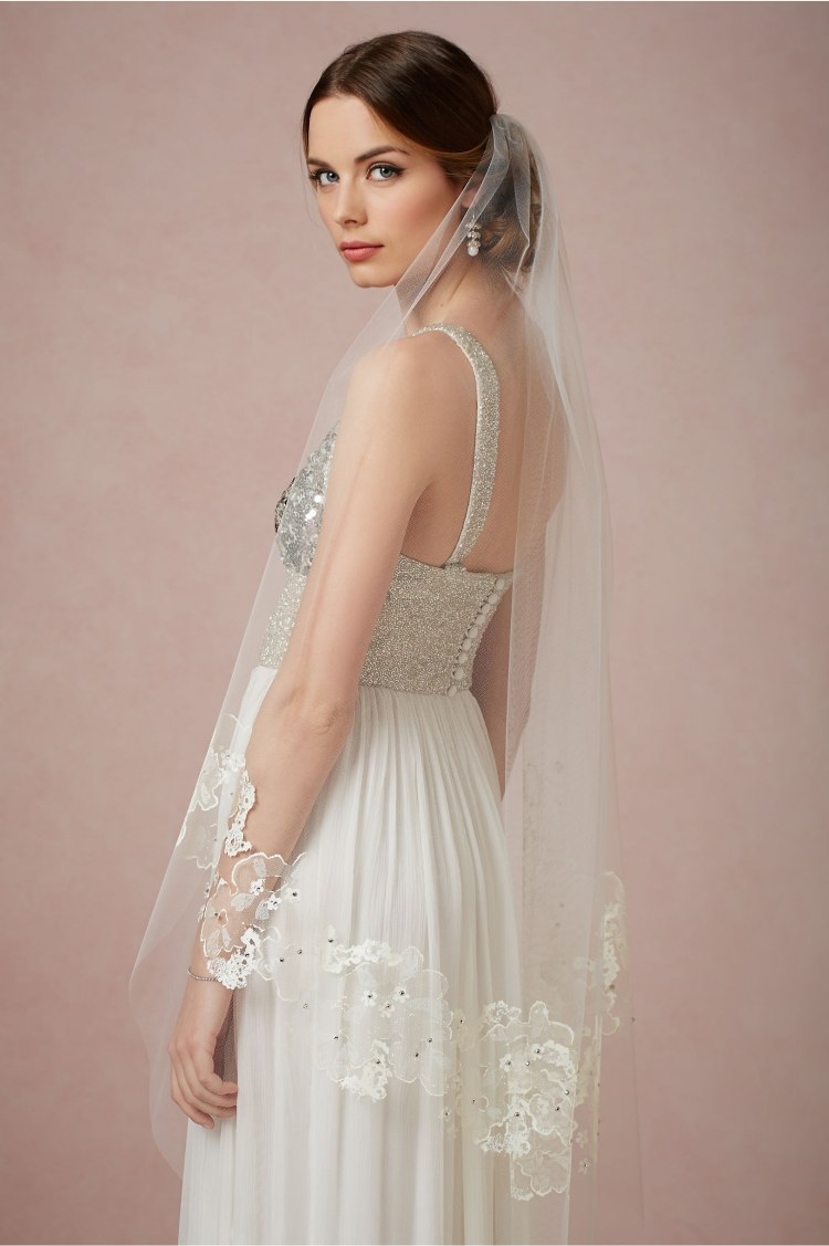 svadobné účesy-stredne dlhý-závoj-chignon-účes