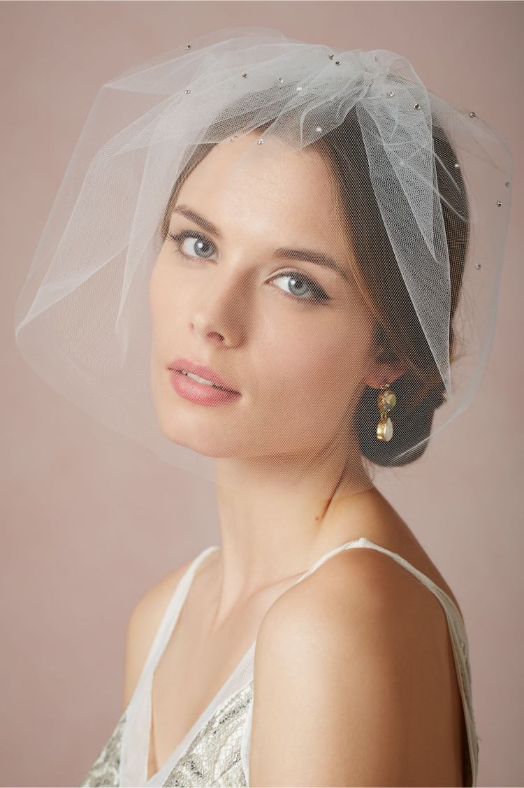 svadobné účesy-krátke-závoj-kamienky-zdobené