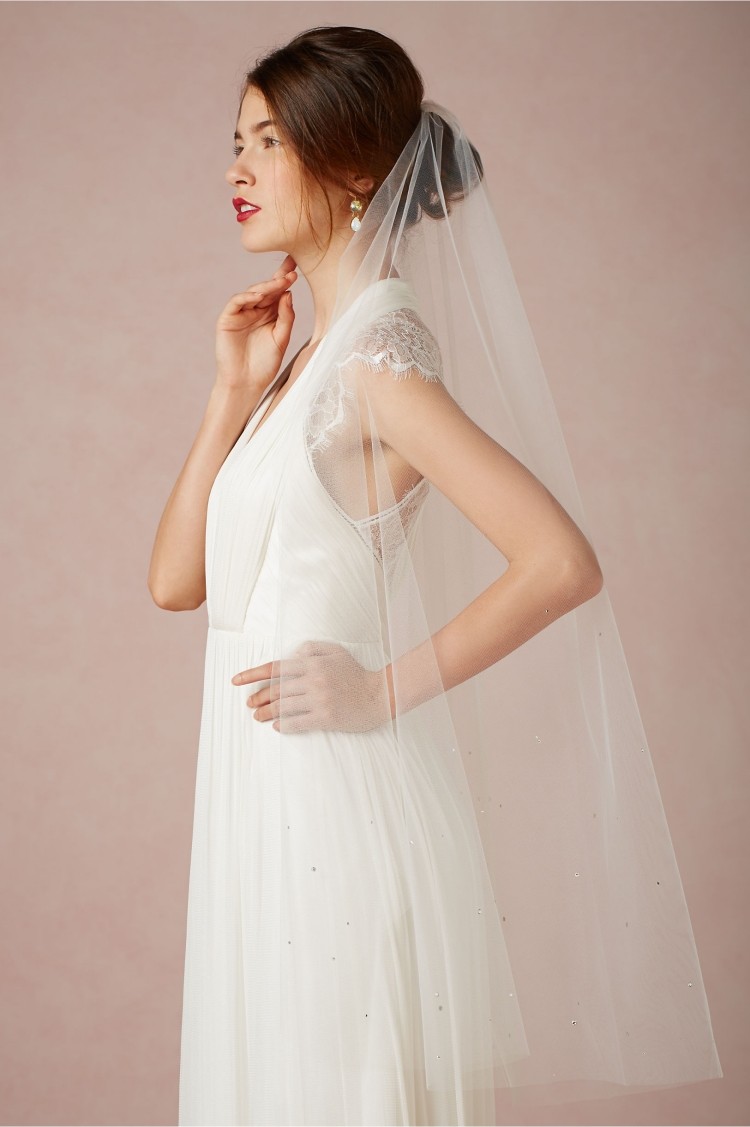 svadobné účesy-končeky prstov-dlhý-závoj-objem-vlasová línia