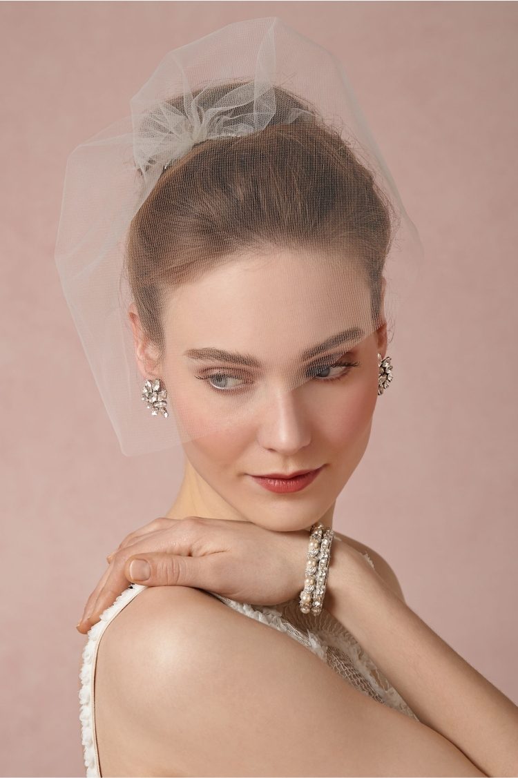 svadobné účesy-klietka-závoj-pripnuté-vlasy