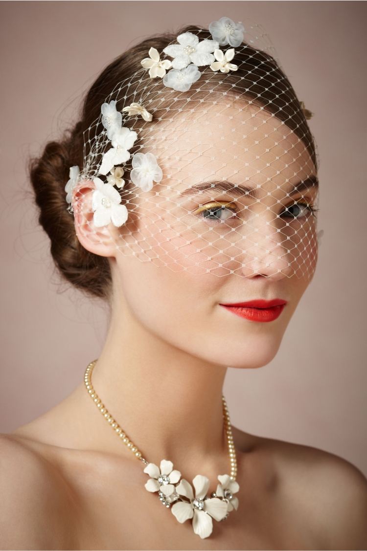 svadobné účesy-klietka-závoj-modro-zdobené