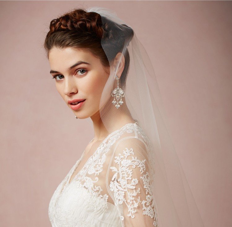 Svadobné účesy so závojom stredne dlhého pleteného venca