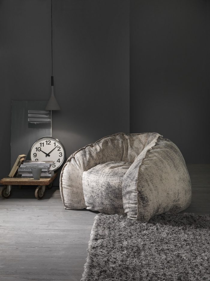 Útulné dizajnové kreslo, jemne čalúnené-Objatie z kolekcie My home Dizajnové kreslo mäkko čalúnené Hug-My-home-collection-obývačka-nábytok-útulné-látky