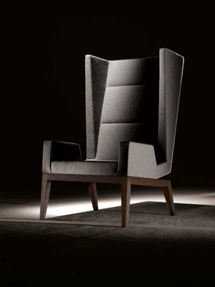 Futuristické kreslo s vysokým operadlom s podrúčkami a sivým poťahom-INKA od Billiani Vysoké kreslo s podrúčkami-sivo čalúnené operadlo sedadla-drevený rám-INKA-Billiani