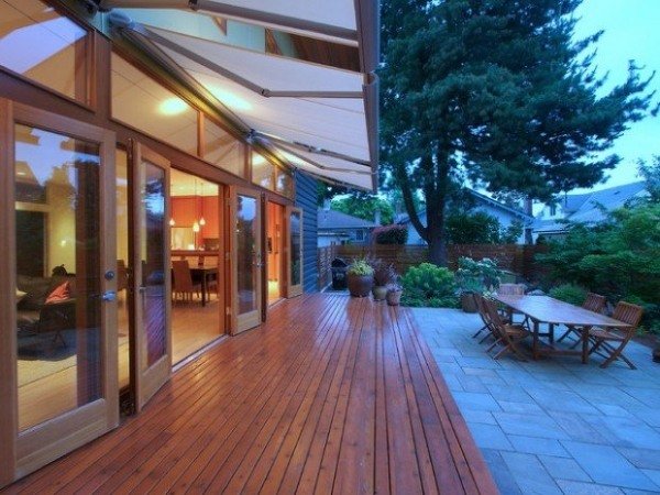 Moderné zariadenie na dvoch úrovniach s drevom a dlažbou drevená krytina-terasa-patio-nočné svetlo