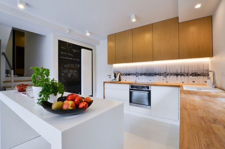 kuchynská linka-glasruckwand-motív-plachetnice-prístav-čierna-biela-drevená-skriňa-čelá-led-pás