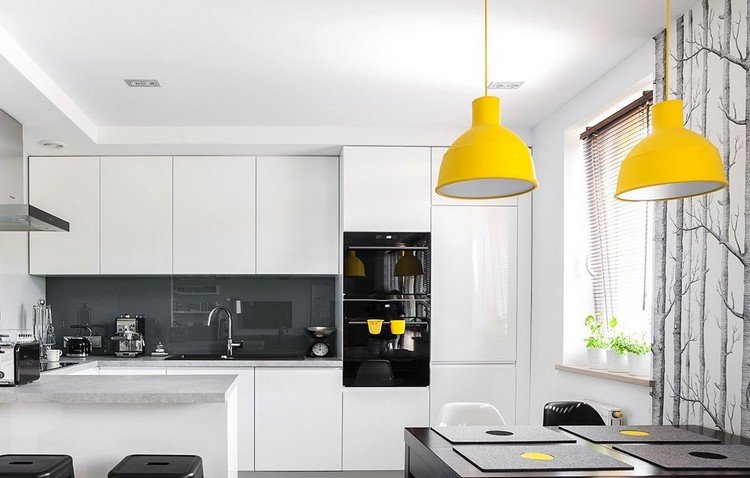 kuchynská-sklenená zadná stena-čierno-biela-kuchynské fronty-biela