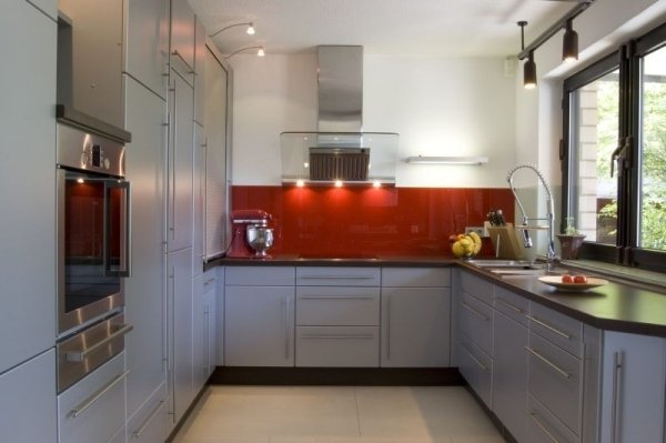 Kuchynská presklená zadná stena odsávač pár šedé skrinky