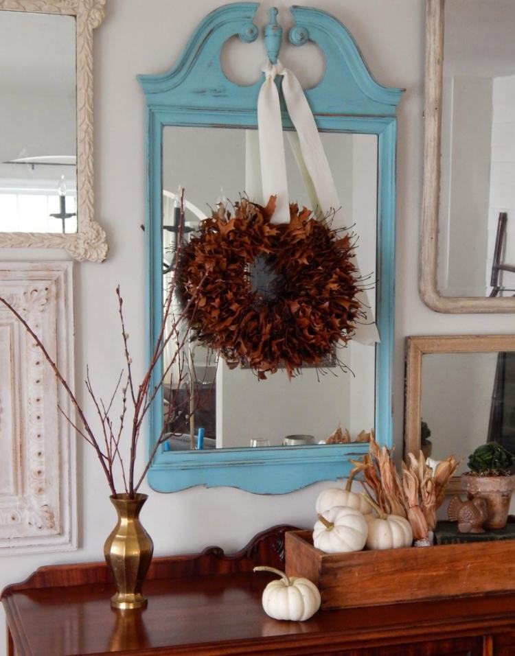 nápady-jesenná dekorácia-veniec-listy-suché-zrkadlo-rám-tyrkysovo-tekvicové-biele