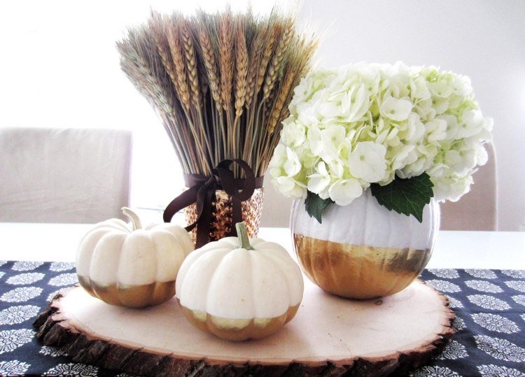 nápady-jesenná-dekorácia-pšenica-hortenzie-biele-zlaté-tekvice-dekoratívne