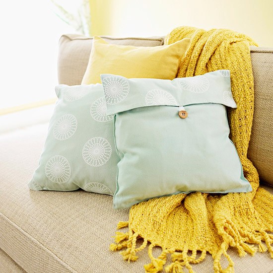 žltá deka farebné nápady na dekoračné vankúše na pohovku