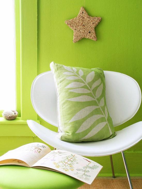 zelený interiér farebné nápady na dekoratívne vankúše na pohovku