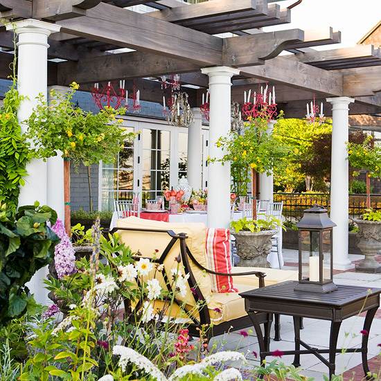 Terasa krásne nápady lustrové lampáše vintage štýl