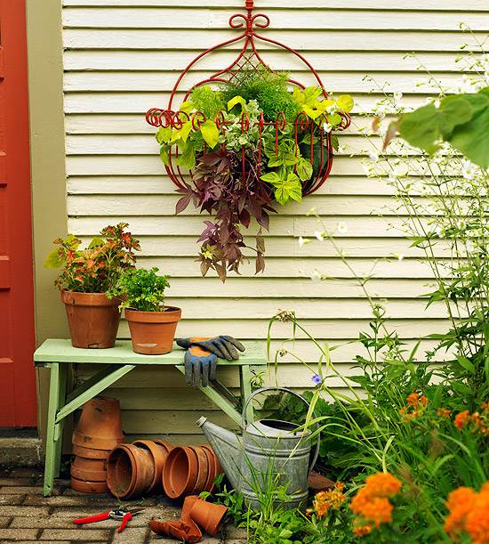 Terasa dizajn kvetináče rustikálne prvky závesné rastliny