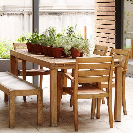 jednoduchý dizajn niekoľko kvetináčov lavica z dreveného materiálu