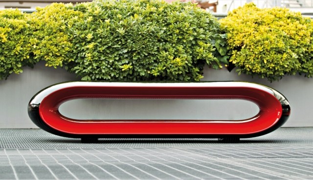 Polypropylénová lavičková terasa čierna červená LOOP Serralunga Polypropylénová lavica zvnútra čierno červená LOOP Serralunga