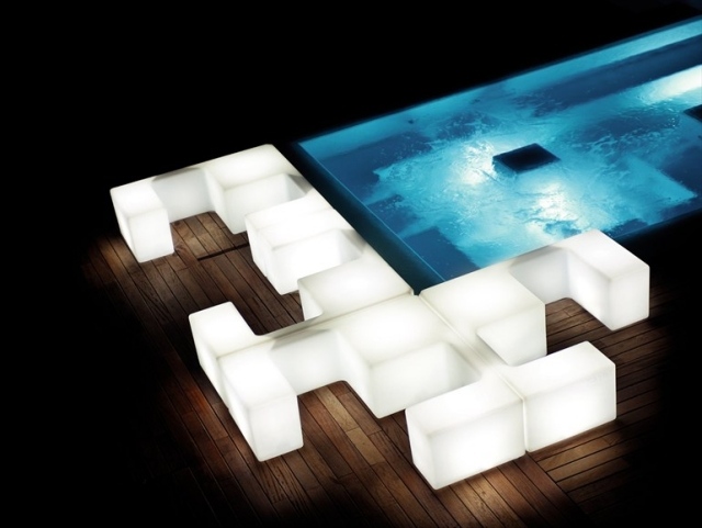 Polyetylénová lavica modulárneho dizajnu terasa HAPPY HOUR CROSS TWENTYFIRST Polyetylénové lavicové modulárne dizajnové osvetlenie terasy HAPPY HOUR CROSS-TWENTYFIRST