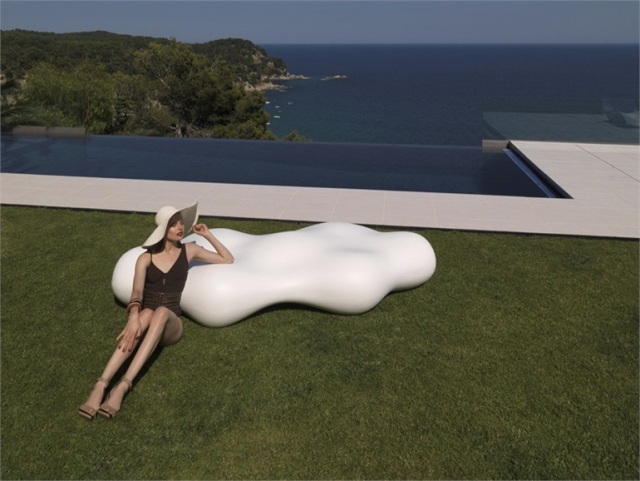 súčasná záhradná lavička v originálnom dizajne LAVA VONDOM súčasné návrhy záhradných lavíc originálneho tvaru LAVA VONDOM