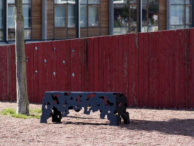 oceľová záhradná lavička stohovateľná zaujímavý tvar SCATTER Nola industrier oceľová záhradná lavička zaujímavého tvaru SCATTER Nola industrier