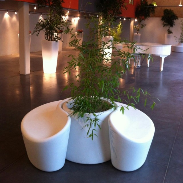 Záhradná lavica SARDANA biela okrúhla kvetináč Qui est Paul SARDANA záhradná lavica okrúhle kvetináče Qui est Paul