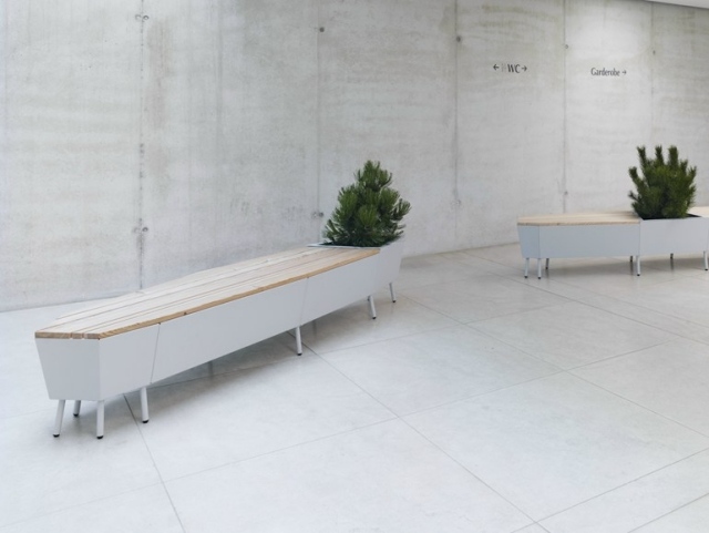 hliníková záhradná lavica z bieleho dreva integrovaný kvetináč ELEVATION FLORA hliníková záhradná lavička biely drevený kvetináč ELEVATION FLORA