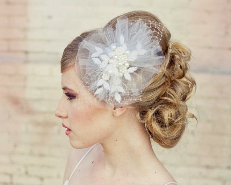 účes nevesty updo vlasové doplnky biela sieť elegantná