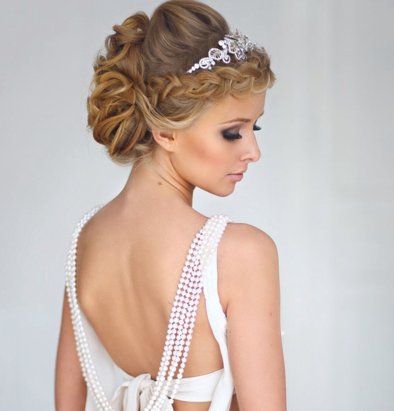 nevesta účes vrkoč veniec diadém updo späť perlový náhrdelník
