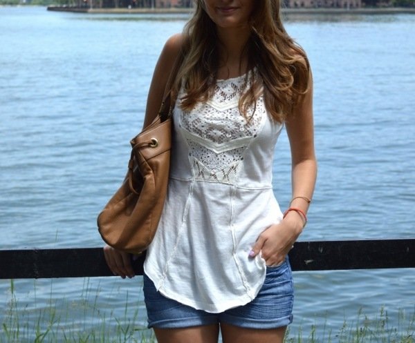 Biela blúzka, rifľové šortky a kožená taška šortky-biela-blúzka-pláž-móda-modrá