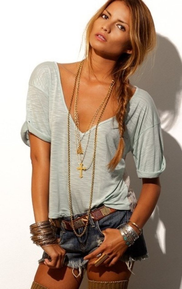 Šortky a blúzka so šperkovou kompozíciou denim-kraťasy-outfit-grey-side-cop